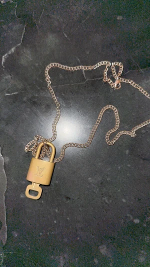 Louis vuitton halsband - Lv halsband hänglås med nyckel