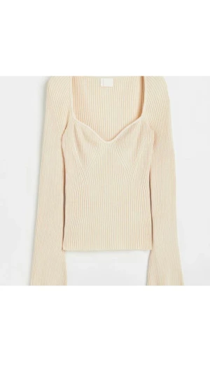 Beige tröja - Säljer för 100kr skriv om ni är intresserade❤️pris kan diskuteras