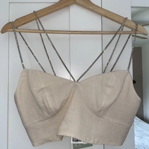 Glittrig topp - Glittrig topp från hm, perfekt festplagg 😍Endast testad, lapparna sitter kvar. Nypris 199:- 