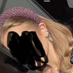 Beck Söndergaard diadem!💘 - Säljer mitt fina trendiga beck söndergaard diadem💘🤩bhvr pengar till annat därav jag säljer det annars använt 1 gång så diademet är som nytt den är även slutsåld på hemsidan💘hör av er om ni är intresserade och skulle vilja ha fler bilder på mitt diadem mvh