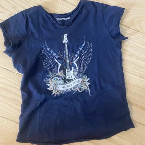 Zadig Tröja  - Nu säljer jag en zadig tröja i storlek XS! Fint skick💞Hör av dig för fler bilder eller frågor! Köpt på NK, nypris 600kr🤩men säljer för 250kr