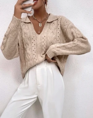 Stickat tröja med krage  - Stickat tröja med krage. Snvänd 1 gång så i princip ny. Beige. Oversize 