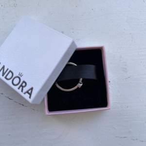 Säljer min ring från Pandora pga köpte i fel storlek. Modellen heter ”Klart lutande hjärta solitärring” 🤍