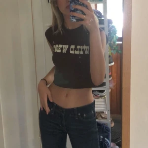 Cow girl tisha  - En mörkbrun t-shirt med cow girl tryck. Från h&m. Använd cirka 5 gånger. Väldigt bra skick. Kontakta vid intresse!