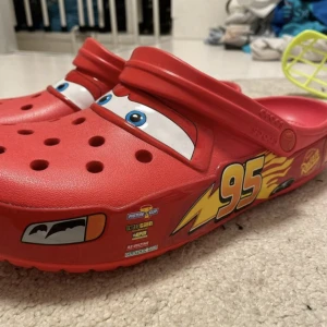 Lightning McQueen crocs (kolla stockx) - Lightning McQueen crocs köpta i USA Sjuuukt snygga crocs som lyser upp när man stampar. Använt 2-3 ggr. Pris kan diskuteras. Har du någon fråga så är det bara att fråga på