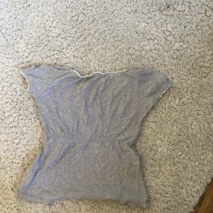 Blus - Blus är lite skrynklig men det är bara att stryka jag tror den är storlek S ELR M jätte fin 