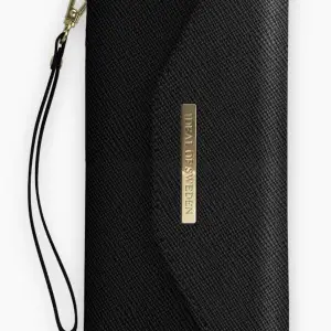 Säljer detta fina plånboksfodral från Ideal of Sweden på grund av att den inte passar min mobil! Passar till IPhone 8+😄Den är aldrig använd, alltså i helt nyskick🙂 pris kan diskuteras men köpte för 399 kr!
