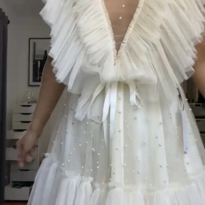 Studentklänning Ida Sjöstedt - Säljer världens finaste studentklänning. Endast använd på min student (inga pärlor har åkt av). Köptes från Boozt för 4799 kronor. 