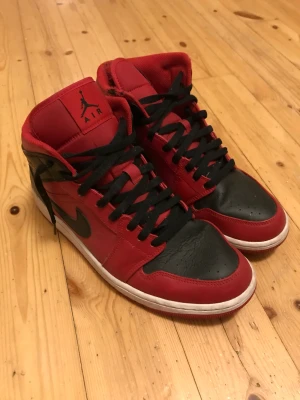Jordan 1 mid - Snygga jordan 1’s i mycket bra skick. Orginal box följer med. Köpt för 1500kr.