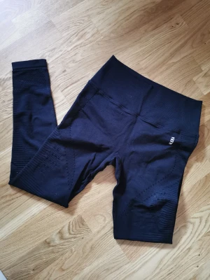 Träningstghts  - Endast provade tights. Köpta för 500 säljer för 200