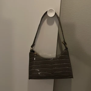 Handväska  - En handväska utan märke i fake ormskinn. (Ev. Köpt från NaKd)  Lite tråkig i dragkedjan💗