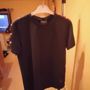 T-Shirt Size M - Snygg och skön T-Shirt I fint skick Size M 