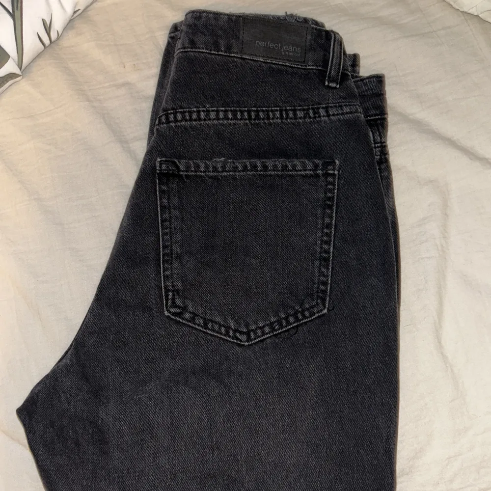 Ett par mom jeans från Gina i storlek 36. Endast testade en gång🤎. Jeans & Byxor.