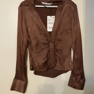 Zara blus  - Strl xs i färgen brun 