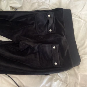 Svarta juicy byxor - Svarta juicy byxor i storlek xs. Använda 1 gång i julas. Så dom är i bra skick 