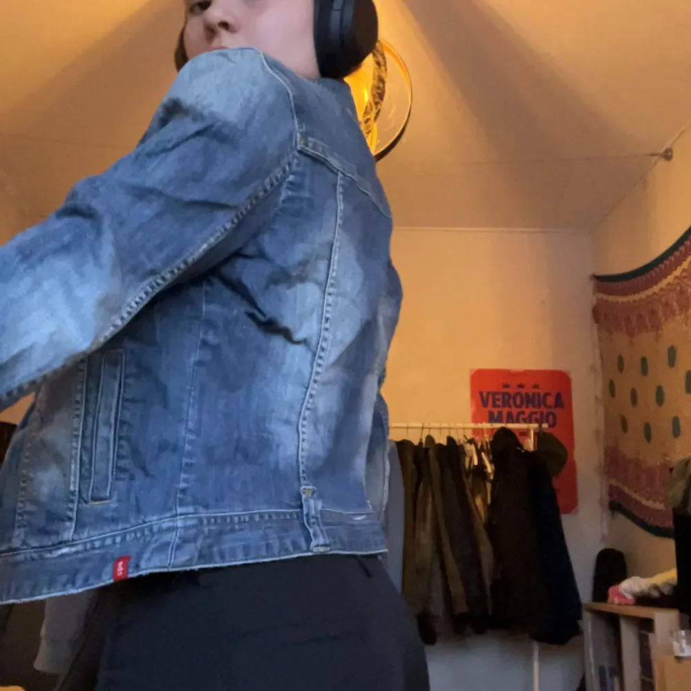 Så snygg jeansjacka från edc i toppskick perfekt nu till våren 💗  Designen är urtvättad redan från början och har en härlig vintage känsla 💗  Jag har vanligtvis S/M och den passar mig perfekt, lite oversize (det står L på lappen). Jackor.