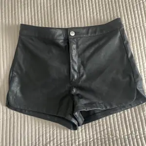 Ett par skinn shorts från H&M. Aldrig använda, jättebra skick! Säljer pga för små för mig. Storlek 38 passar som 36/38. 