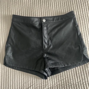 Skinn shorts  - Ett par skinn shorts från H&M. Aldrig använda, jättebra skick! Säljer pga för små för mig. Storlek 38 passar som 36/38. 