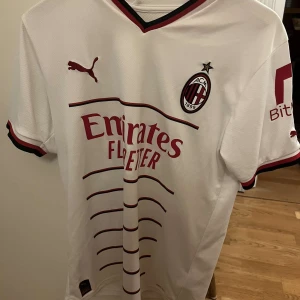 Milan fotbollströja - Milan tröja med Ibrahimović på ryggen. Storlek S, knappt använd 
