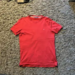 Calvin Klein t-shirt storlek xs. Färgen är lite röd och rosa 