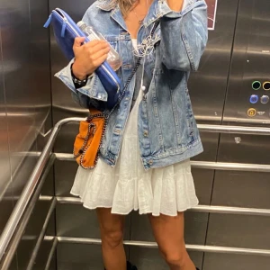 Levi jeans jacka - Äkta levi’s jeansjacka liknande första bilden, köpt i usa💕väldigt sparsamt använd och i nyskick💕💕endast intressekoll så skicka gärna dm.