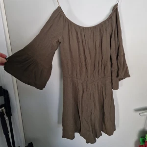 byxdress - fin byxdress ser brun ut på bilden men den är mer grön, likt sista bilden ❤️