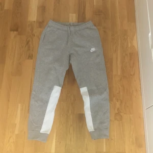 Gråa Nikebyxor - Ett par Nikebyxor i storlek  S