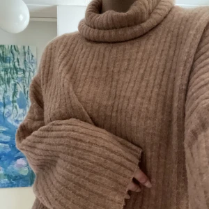 Stickad poloklänning - En peach färgad poloklänning från bikbok oversized. Den slutar mitt på låret på mig och den är väldigt mjuk, varm och gosig i ullmix, perfekt när det är kallt🥰