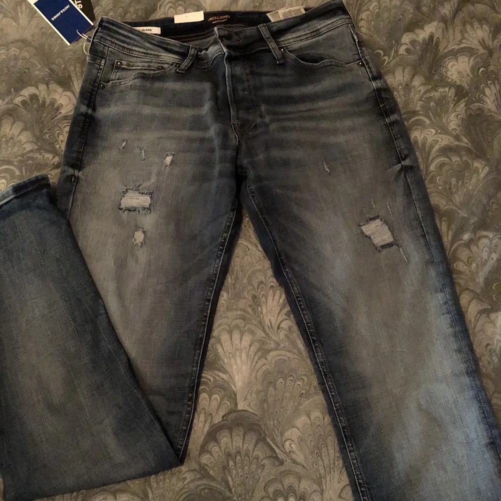 Blå jeans med ett par hål på framsidan, slim. 31/32 Oanvända. . Jeans & Byxor.
