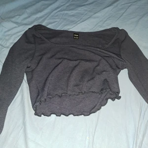 Mörblå tröja - En mörkblå tröja som aldrig är använd💕💕 storlek M men passar mig som jar Xs💕