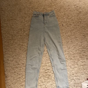 Jenas  - Blåa jeans som är väldigt bekväma. 