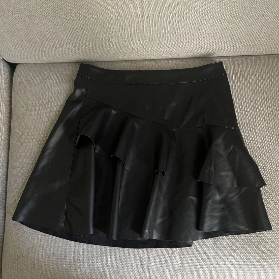 Jättesnygg, svart, läderkjol med volanger! - 90