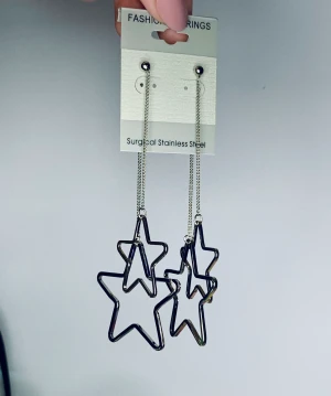 Stjärnörhängen  - (15kr frakt) Helt nya och oanvända örhängen! Dom stora stjärnorna sitter på ”pluppen” och dom små sitter på örhänget(bild 3) så man kan mixa och matcha med sina egna om man vill❤️ Gjorda av rostfritt stål. Skriv om du vill veta måtten också😁👍🏻