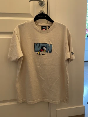 Kith Disney tshirt cream  - Storlek Large Mycket bra skick   Köpte den på kith butik i Paris 
