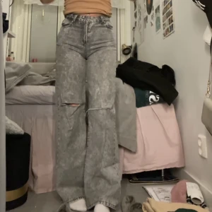 Jeans - Säljer nu mina jeans från bershka då de börjar bli för små för mig:( Köpte dem från en annan tjej på plick men dem kommer från bershka från första början. Vet inte hur mycket hon använt. Jag är 1,64cm lång. Kom privat vid frågor eller intresse 