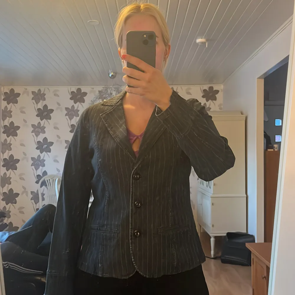 Sparsamt använd jeans kavaj från Kappahl. . Takit.