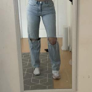 Ett par jeans ifrån ginatricot! Bra skick, snvänder ej längre då jag växt. Är 176 och dem är perfekta i längden! Köparen står för frakten.