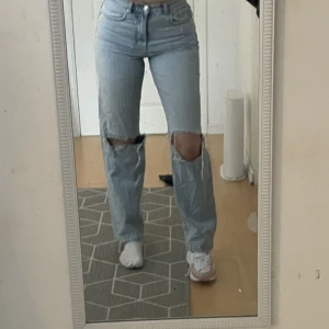 Jeans - Ett par jeans ifrån ginatricot! Bra skick, snvänder ej längre då jag växt. Är 176 och dem är perfekta i längden! Köparen står för frakten.