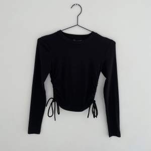 Säljer denna tröjan från Zara då de inte längre är min stil. (Banden på sidorna är justerbara, går och ha tröjan kortare och längre)😍