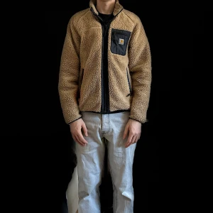 Carhartt WIP - Prentis liner beige  - Jag har haft denna jacka i 3 år nu och känner att det är dags att sälja. Den är fortfarande i väldigt bra skick och tvättat nyligen. Texturen är densamma som när jag köpte den och dragkedjorna fungerar perfekt.   Nypris: 2 200 kr  Mitt pris: 1 200 kr