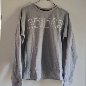 Adidaströja  - Tröja från Adidas i fint skick. 