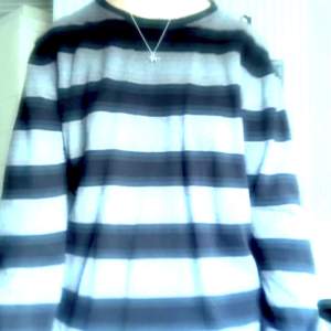 Sweater eller sweatshirt från Cubus i stickat material >~< Oversized och söt. Svart och grå med ränder! Storlek Large. Skriv vid intresse och köparen står för frakten ;3