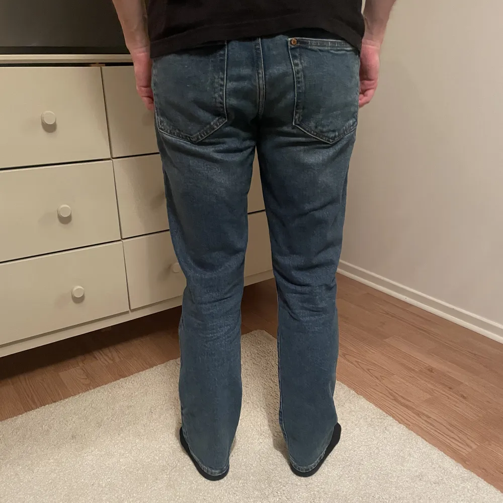 Blåa jeans från H&M i storlek 29/32. Fint skick🥰. Jeans & Byxor.