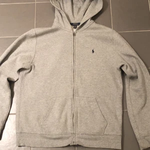 Ralph Lauren zip hoodie - Storleken sitter som S. Om intresse eller fundering finns så är det bara att skriva till mig.