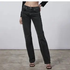 Fina jeans från zara!💘 obs: lånade bilder! Men det är exakt likadana jeans. Storlek 38 men sitter bra på mig som vanligtvis har 34/36. 