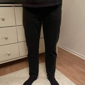 Svarta jeans från WEEKDAY i modellen barbell, storlek 29/30. Fint skick🥰