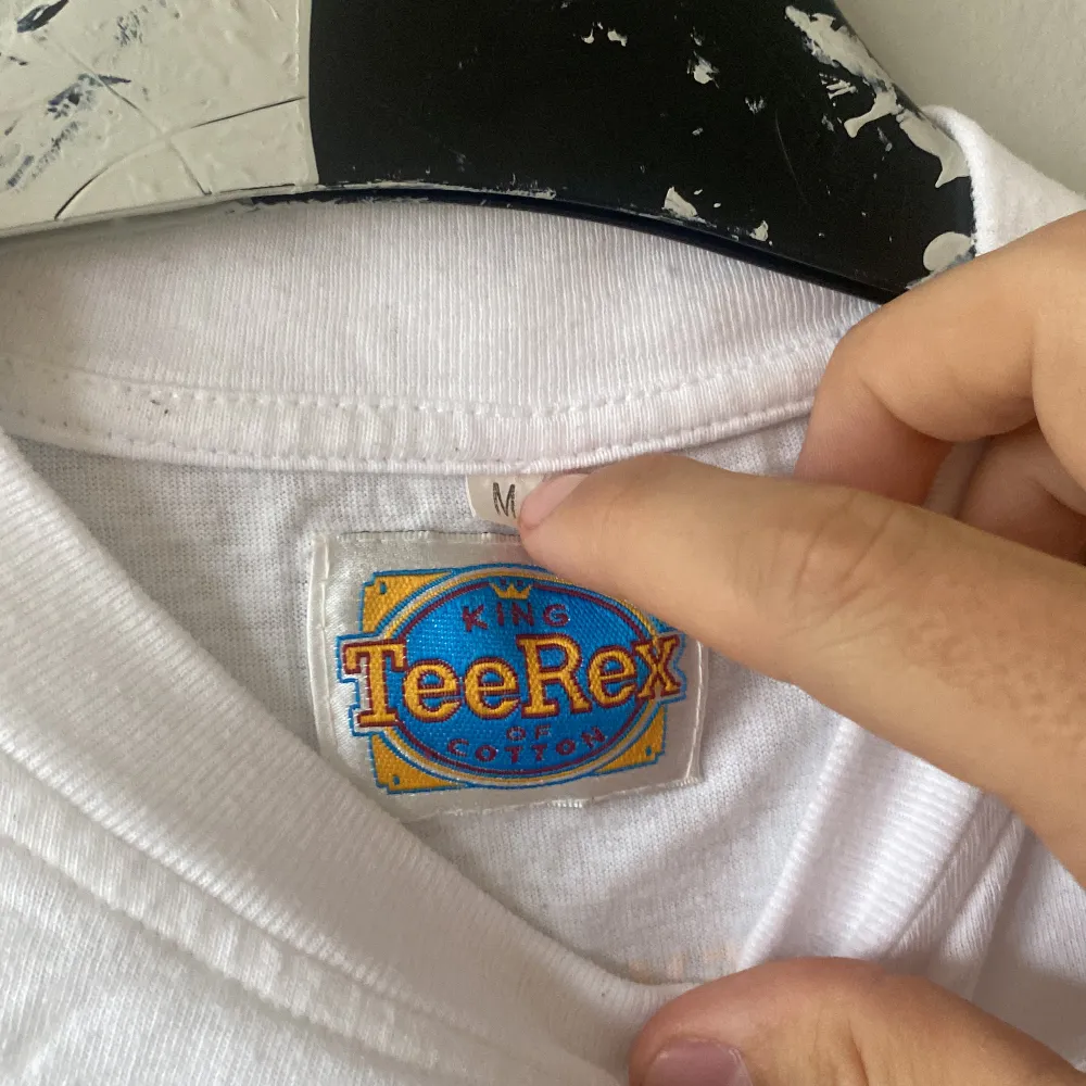 Thriftad tee med fint tryck, säljer pga lite liten på mig. Sitter tts medium 🇪🇺 . T-shirts.