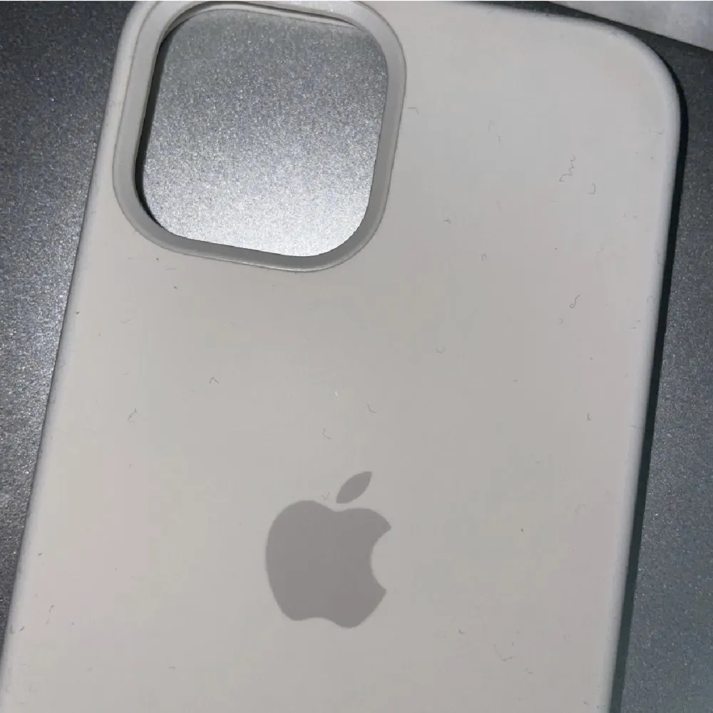 Säljer mitt nästan oanvända silikonskal från apple. Till Iphone 12. Nypris 600 kr☺️. Övrigt.