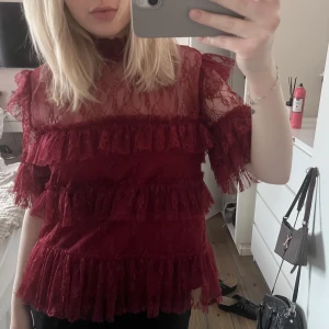 By Malina blus - Säljer denna jätte fina by malina blusen i färgen röd som tyvärr inte kommer till användning. Jättefint skick! 🤍 storlek L men passar mig med s/m. Tryck ej på köp direkt! Tar swish 🫶🏼