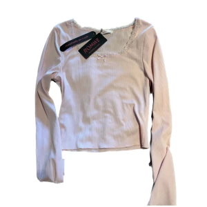 tröja  - oanvänd, prislappar kvar. supersöt tröja från romwe